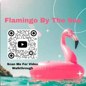 um flamingo rosa na água com uma foto de um vídeo em Flamingo by the Sea Cozy Spacious Modern 5 min to Beach Video Tour Sleep up to 10 em Venice