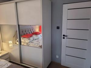 Posteľ alebo postele v izbe v ubytovaní Apertament JOWISZ