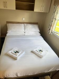 uma cama com duas toalhas em cima em Oakley Newquay Bay Resorts em Newquay Bay Resort