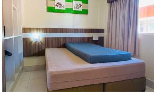 une petite chambre avec un lit dans une pièce dans l'établissement Caldas Novas, Hotel Lacqua diRoma 1,2,3,4 e 5, à Caldas Novas 42 autres photos