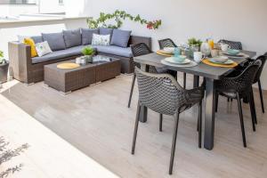 Posedenie v ubytovaní Luxury apartment Casia with heated pool and pleasent terrace
