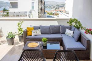 Posedenie v ubytovaní Luxury apartment Casia with heated pool and pleasent terrace