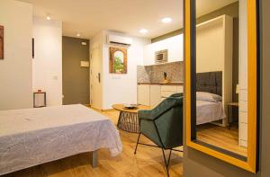 Posteľ alebo postele v izbe v ubytovaní Apartamentos Leonor