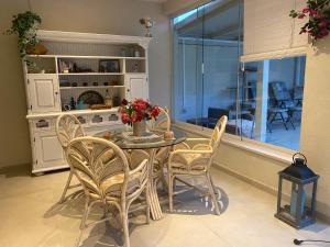 A kitchen or kitchenette at Maria Vendéghaz