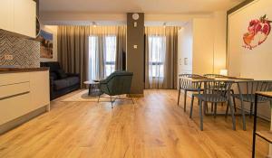 cocina y sala de estar con mesa y sillas en Apartamentos Leonor, en Málaga