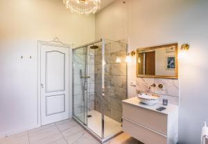 y baño con ducha acristalada y lavamanos. en Château de La Vigne, en Ally
