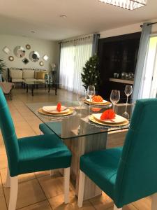 a dining room with a glass table and chairs at Paraíso Familiar in Jiutepec