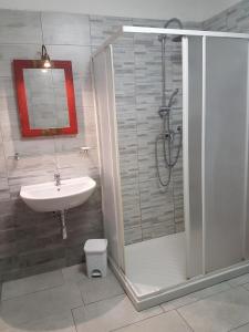 威尼斯Sarlette Cozy Room的浴室配有淋浴和洗手池