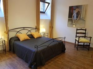 een slaapkamer met een bed en een stoel bij Sarlette Cozy Room in Venetië
