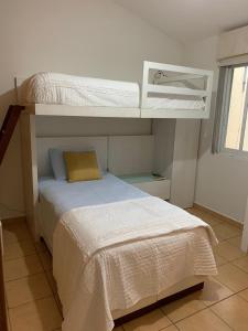 - une chambre avec des lits superposés et un lit blanc dans l'établissement Paraíso Familiar, à Jiutepec
