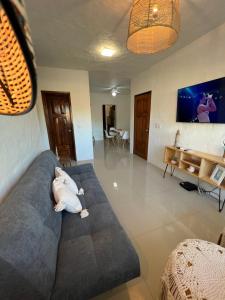 - un salon avec un canapé et une télévision dans l'établissement Hermoso condominio con alberca y club de playa!!, à Manzanillo