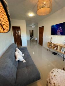 a living room with a couch and a tv at Hermoso condominio con alberca y club de playa!! in Manzanillo