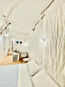Camera bianca con divano e cucina. di Il Ciclope - La camera sotto il faro a Termoli