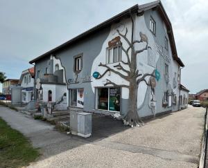 un edificio con un árbol pintado a un lado. en APARTMENTS RATZERSDORFER SEEN in 3100 SANKT PÖLTEN, en Sankt Pölten