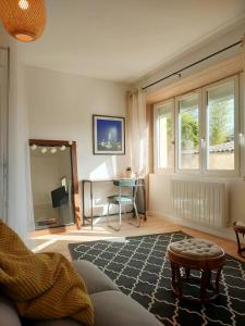 a living room with a couch and a table at Agréable studio de l'Arsault avec parking in Périgueux