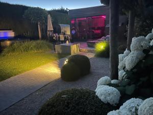 Zahrada ubytování La chambre du puits avec 2 jacuzzis , sauna et Hammam privatif