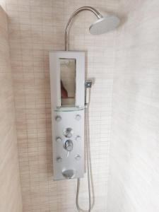 um chuveiro na casa de banho com um espelho em CASA MAR Y MONTE em Ojén