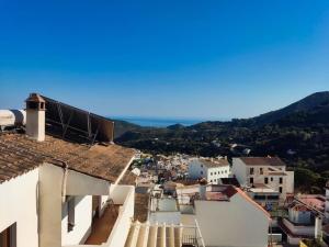 vistas a una ciudad desde el techo de un edificio en CASA MAR Y MONTE en Ojén