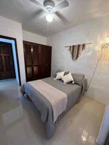 Una cama o camas en una habitación de Hermoso condominio con alberca y club de playa!!