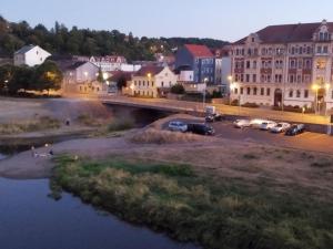 a city at night with a bridge over a river w obiekcie Hostel Meissen Old Town Bridge w mieście Miśnia