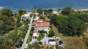- une vue aérienne sur une maison sur la plage dans l'établissement Yellow House, à Kavos