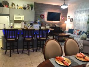 Kuchyň nebo kuchyňský kout v ubytování cozy & spacious condo 10min walk to beach