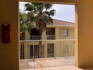 Balkón nebo terasa v ubytování cozy & spacious condo 10min walk to beach