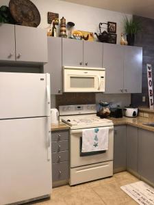 Kuchyň nebo kuchyňský kout v ubytování cozy & spacious condo 10min walk to beach