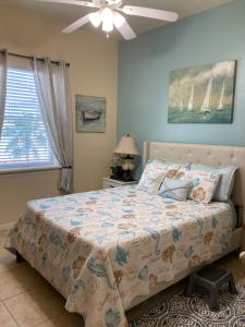 מיטה או מיטות בחדר ב-cozy & spacious condo 10min walk to beach