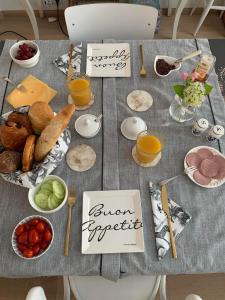 Een tafel met ontbijtproducten erop. bij Bed & Breakfast Jo Amsterdam in Amsterdam