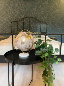 um globo sentado numa mesa ao lado de uma cama em Arco di Levante alle Colonne em Bari