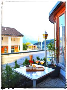- une table sur un balcon avec des boissons dans l'établissement Casa Mirada, à Trin