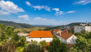 una vista panorámica de una ciudad con techo naranja en Villa Magda en Vrgorac