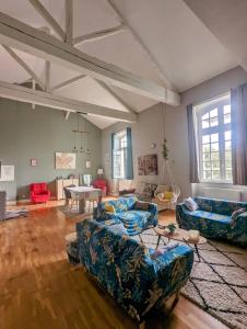 een woonkamer met blauwe banken en een tafel bij Appartement 3 chambres,îlot Pasteur-Auch in Auch