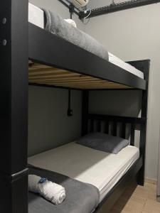 Bunk bed o mga bunk bed sa kuwarto sa Esquina 8 Suítes Confort & Hostel