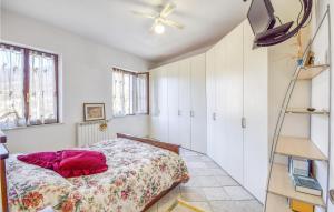um quarto com uma cama e uma ventoinha de tecto em 2 Bedroom Awesome Home In Vado Ligure em Vado Ligure