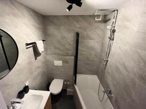 A bathroom at Alpen Studio Ellmau I