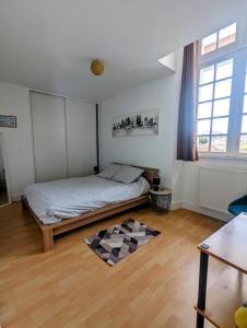 een slaapkamer met een bed in een kamer bij Appartement 3 chambres,îlot Pasteur-Auch in Auch