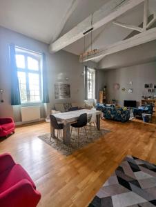 een woonkamer met een tafel en een bank bij Appartement 3 chambres,îlot Pasteur-Auch in Auch
