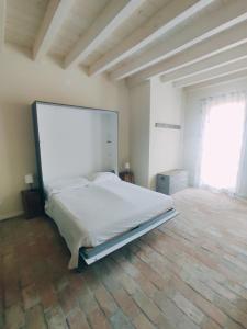 sypialnia z dużym białym łóżkiem w pokoju w obiekcie La casa di Paolina - Affitti turistici CIR017067-LNI-00070 w mieście Desenzano del Garda