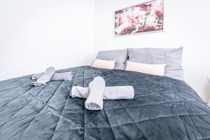 1 dormitorio con 1 cama con toallas en Premium City Apartment in Center of Vienna, en Viena