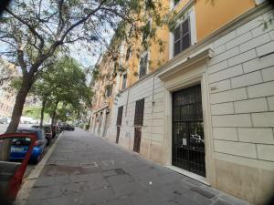 ulica z samochodami zaparkowanymi obok budynku w obiekcie ArtHouse Termini w Rzymie