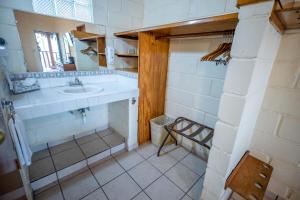 ein Bad mit einem Waschbecken und einem Spiegel in der Unterkunft Hotel Oasis in Loreto