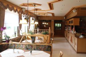 a dining room with a table and chairs at Gasthaus Zum Hohenstein in Ober-Kainsbach