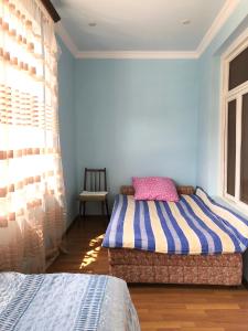 1 dormitorio con cama y ventana con almohada en Haer B&B, en Meghri
