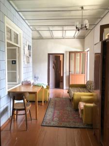 Haer B&B في Meghri: غرفة معيشة مع طاولة وأريكة