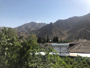 MeghriHaer B&B的山景建筑