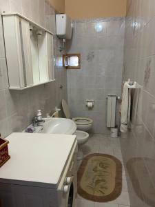 a bathroom with a white sink and a toilet at Dimora dei Poli Ferrero - Spaziosa casa indipendente, vista mare, in centro su corso Garibaldi in Serracapriola