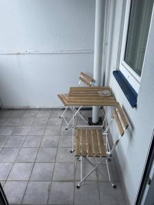 two chairs and a bench next to a window at 13. Stock im Zentrum von Karlsruhe in Karlsruhe