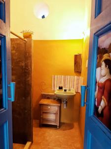 La petite salle de bains est pourvue d'un lavabo. dans l'établissement CALA Guane Barichara, à Guarne